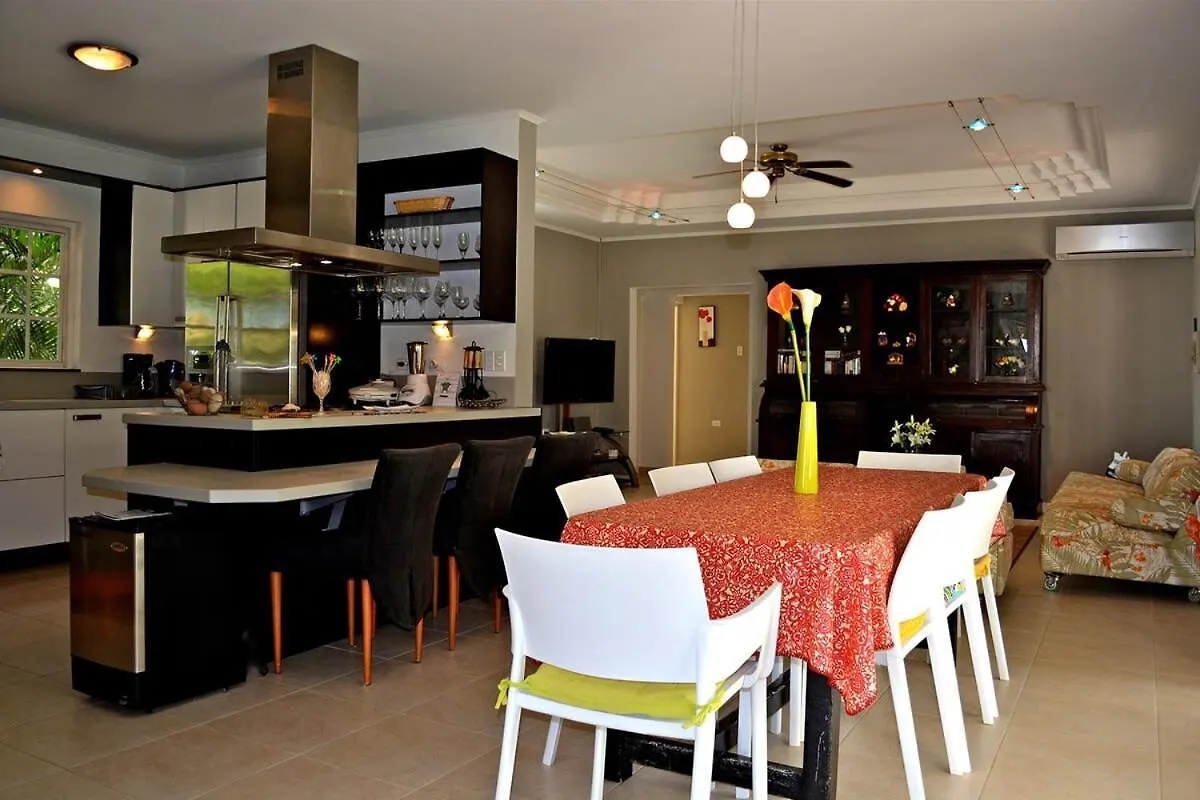 Parrot Villa - Stunning Vacation Home Near Eagle Beach Palm Beach Aruba